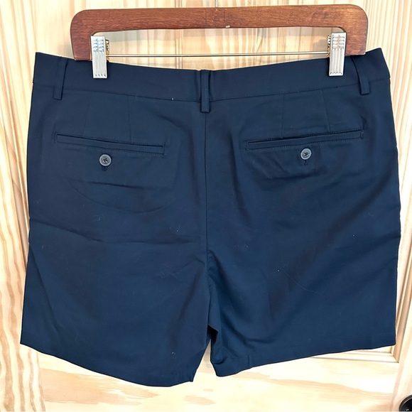 Club Monaco Baxter Fit Men’s Navy Shorts. Size 34. - Picture 4 of 12